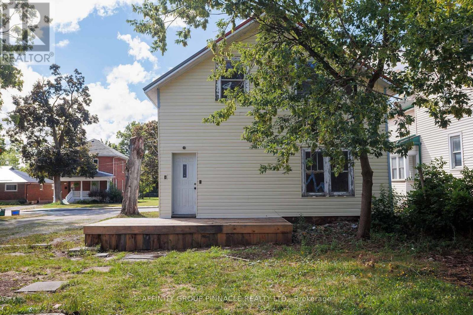 106 Russell Street W, Kawartha Lakes (Lindsay), Ontario  K9V 2X4 - Photo 5 - X12840874