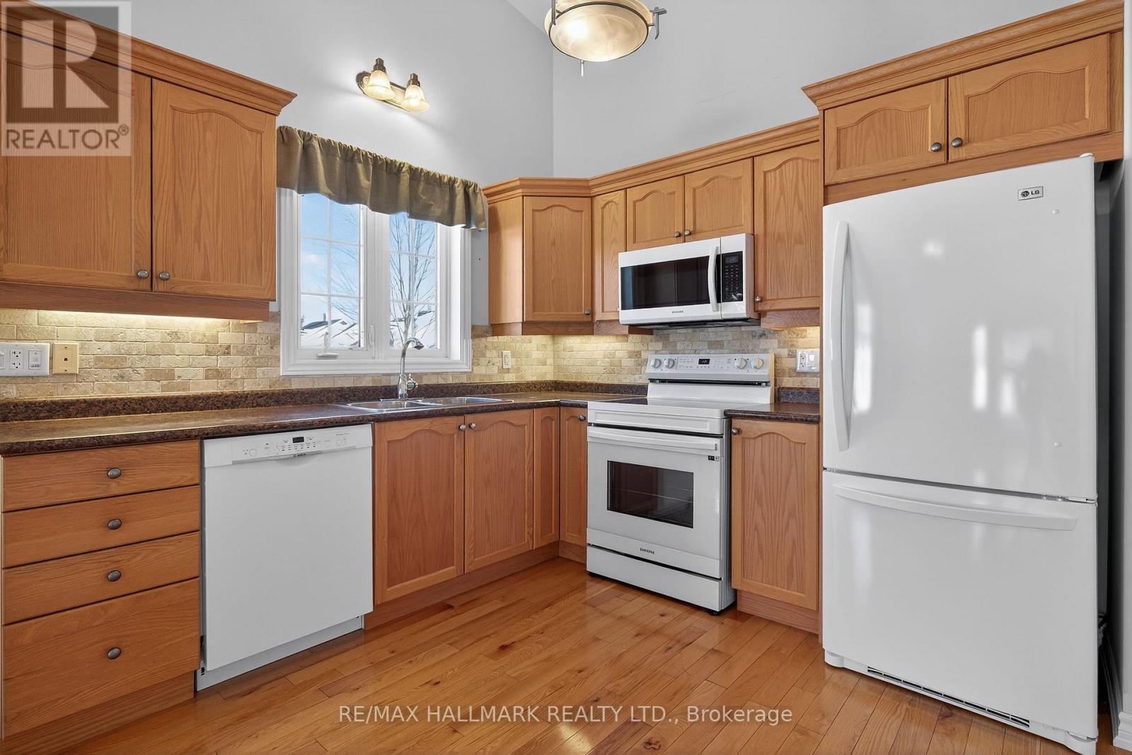 105 - 86 Village Crescent, Peterborough (Otonabee Ward 1), Ontario  K9J 8S7 - Photo 8 - X12842296