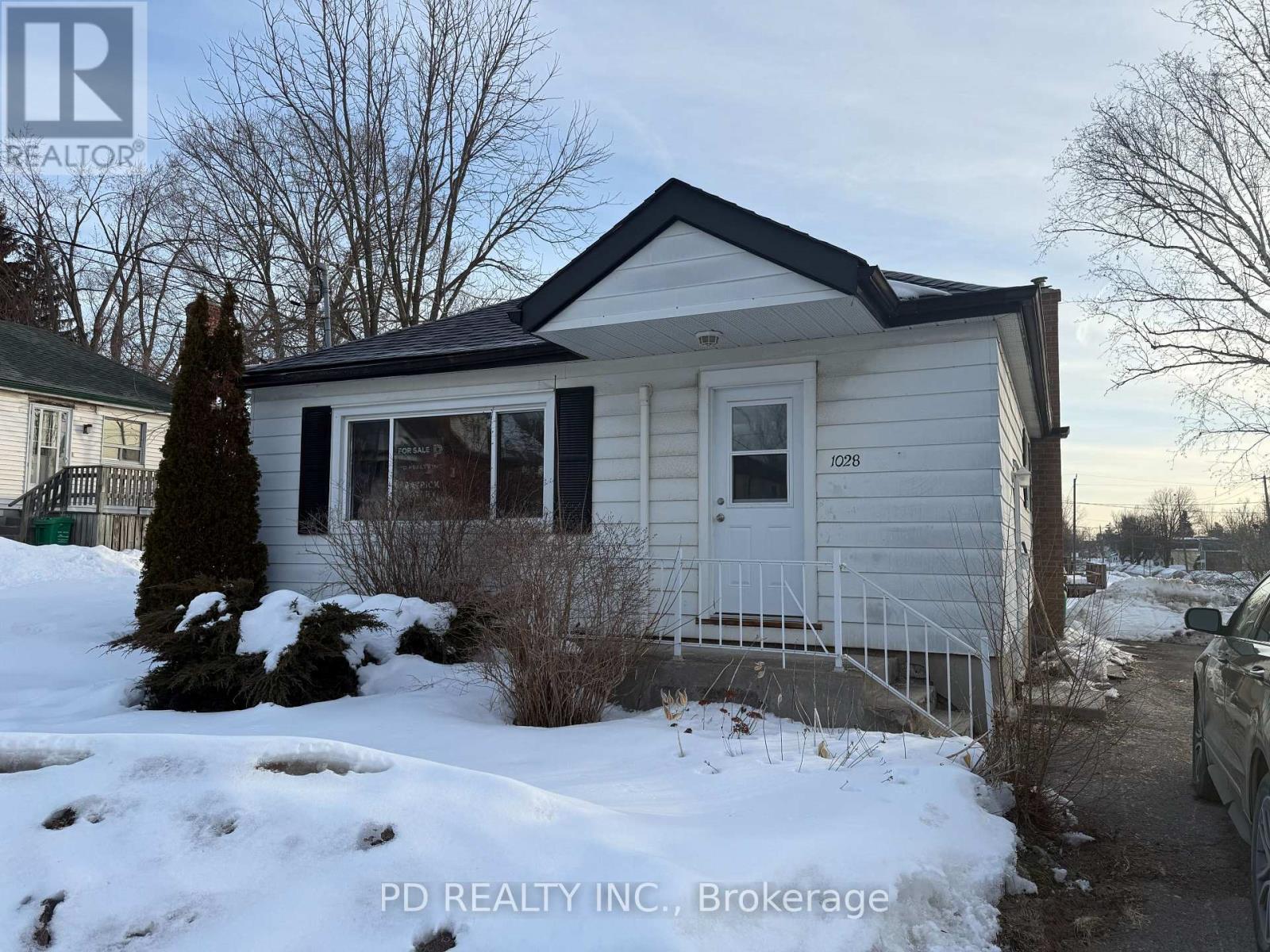 1028 Western Avenue, Peterborough (Otonabee Ward 1), Ontario  K9J 5W4 - Photo 2 - X12842520