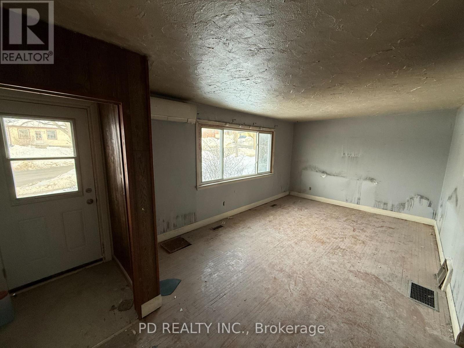 1028 Western Avenue, Peterborough (Otonabee Ward 1), Ontario  K9J 5W4 - Photo 5 - X12842520