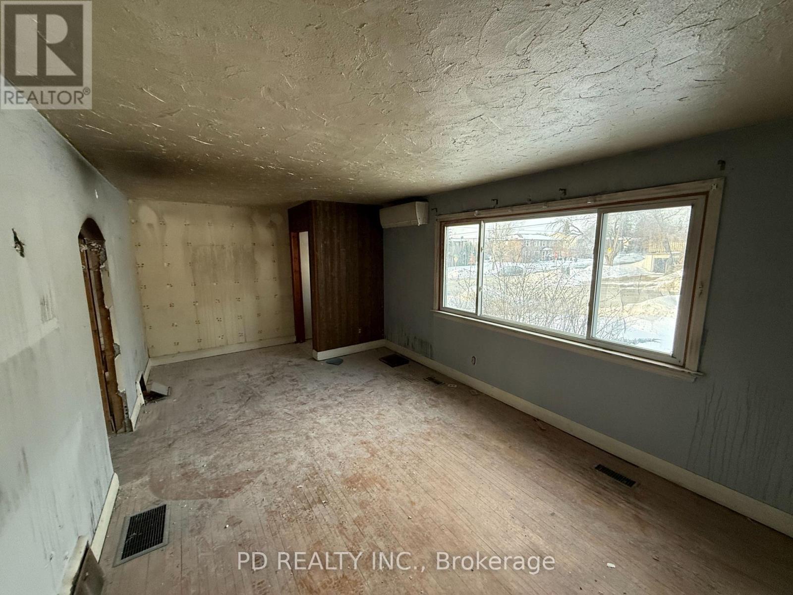 1028 Western Avenue, Peterborough (Otonabee Ward 1), Ontario  K9J 5W4 - Photo 6 - X12842520