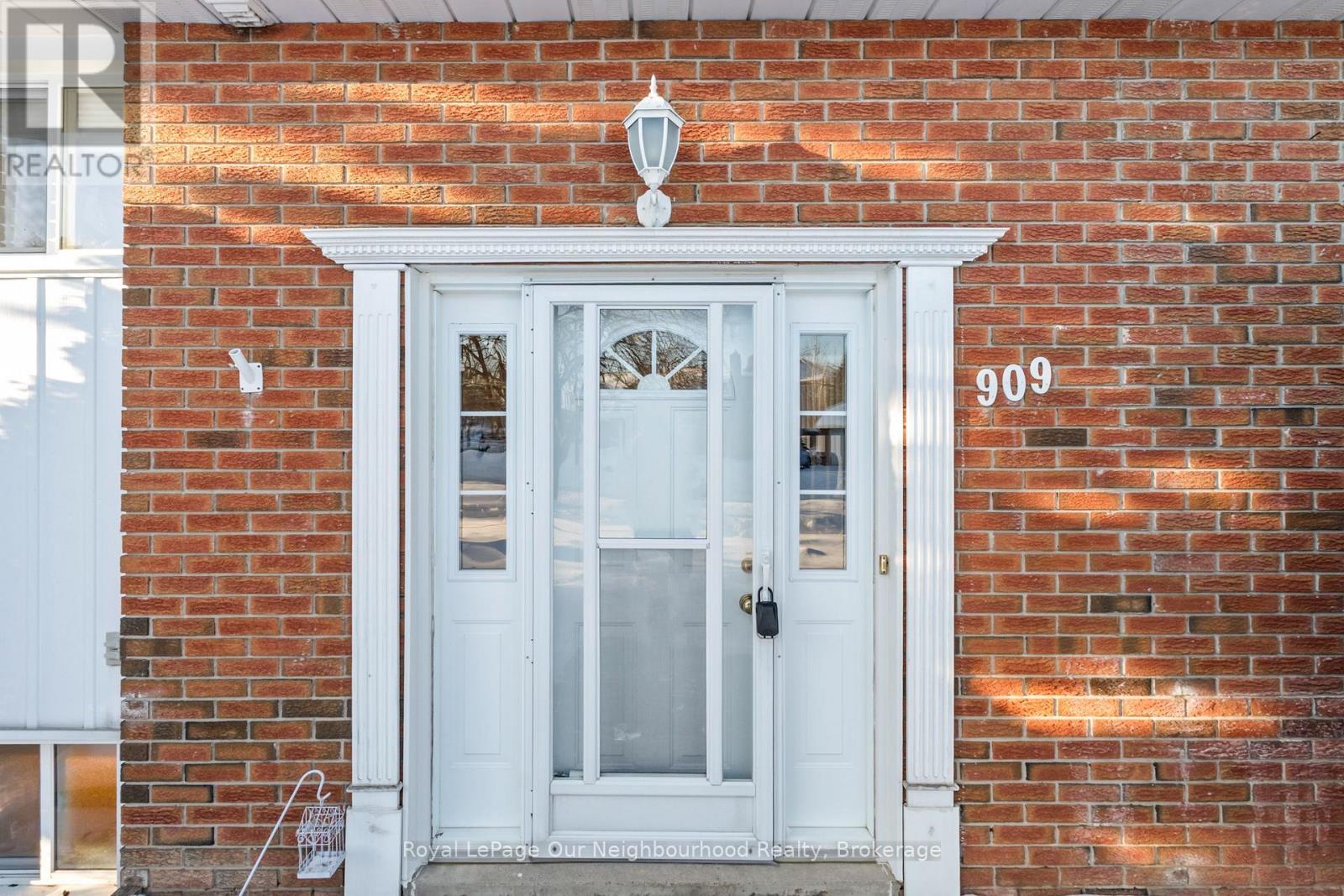 909 Whitefield Drive, Peterborough (Otonabee Ward 1), Ontario  K9J 7W1 - Photo 4 - X12847674