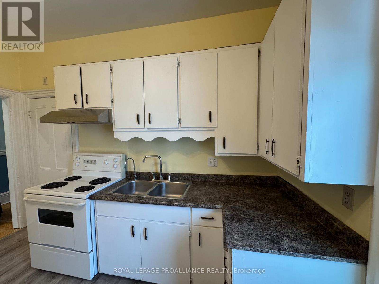 36 Sussex Street N, Kawartha Lakes (Lindsay), Ontario  K9V 3N7 - Photo 11 - X12850542