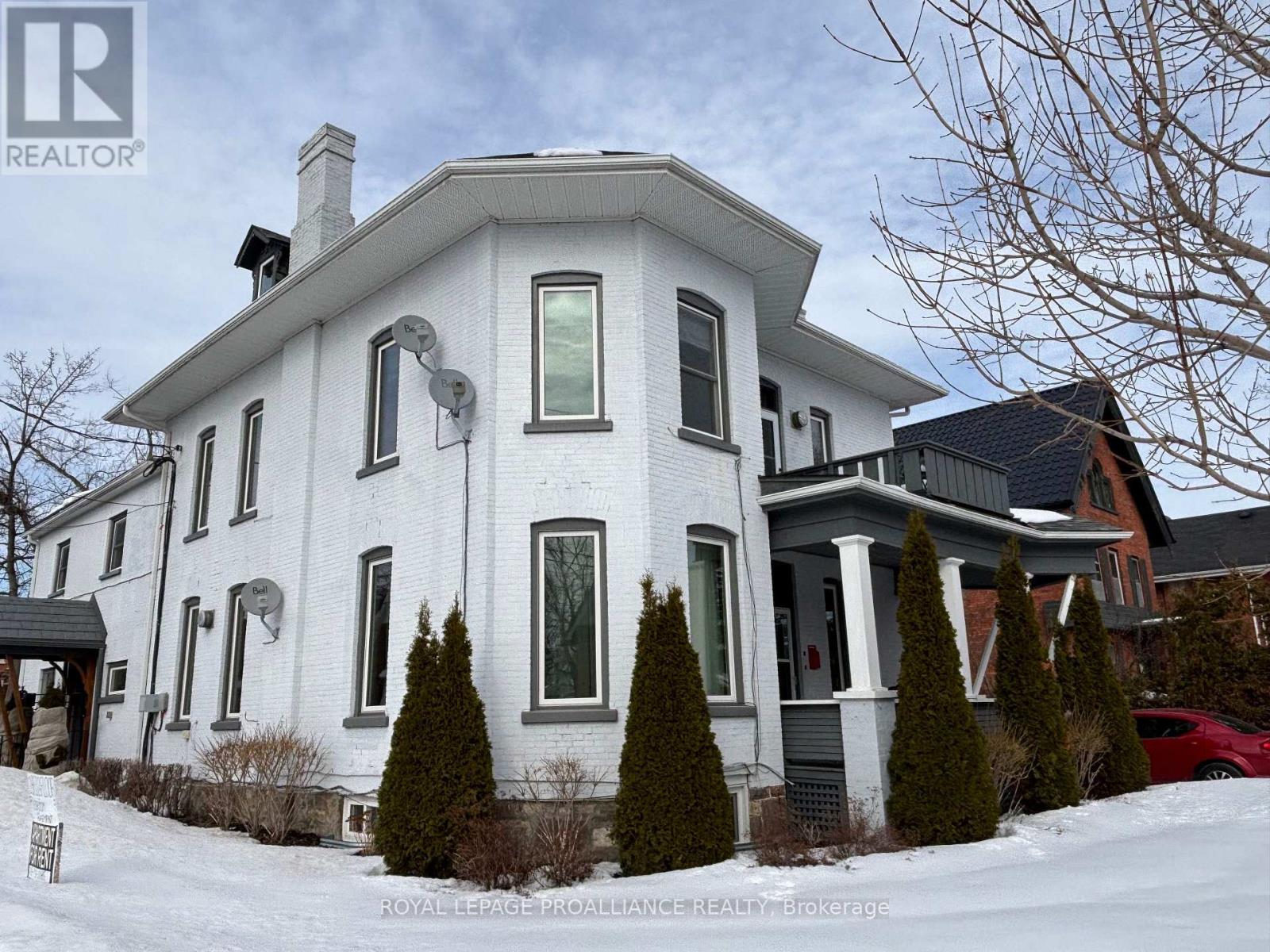 36 Sussex Street N, Kawartha Lakes (Lindsay), Ontario  K9V 3N7 - Photo 2 - X12850542