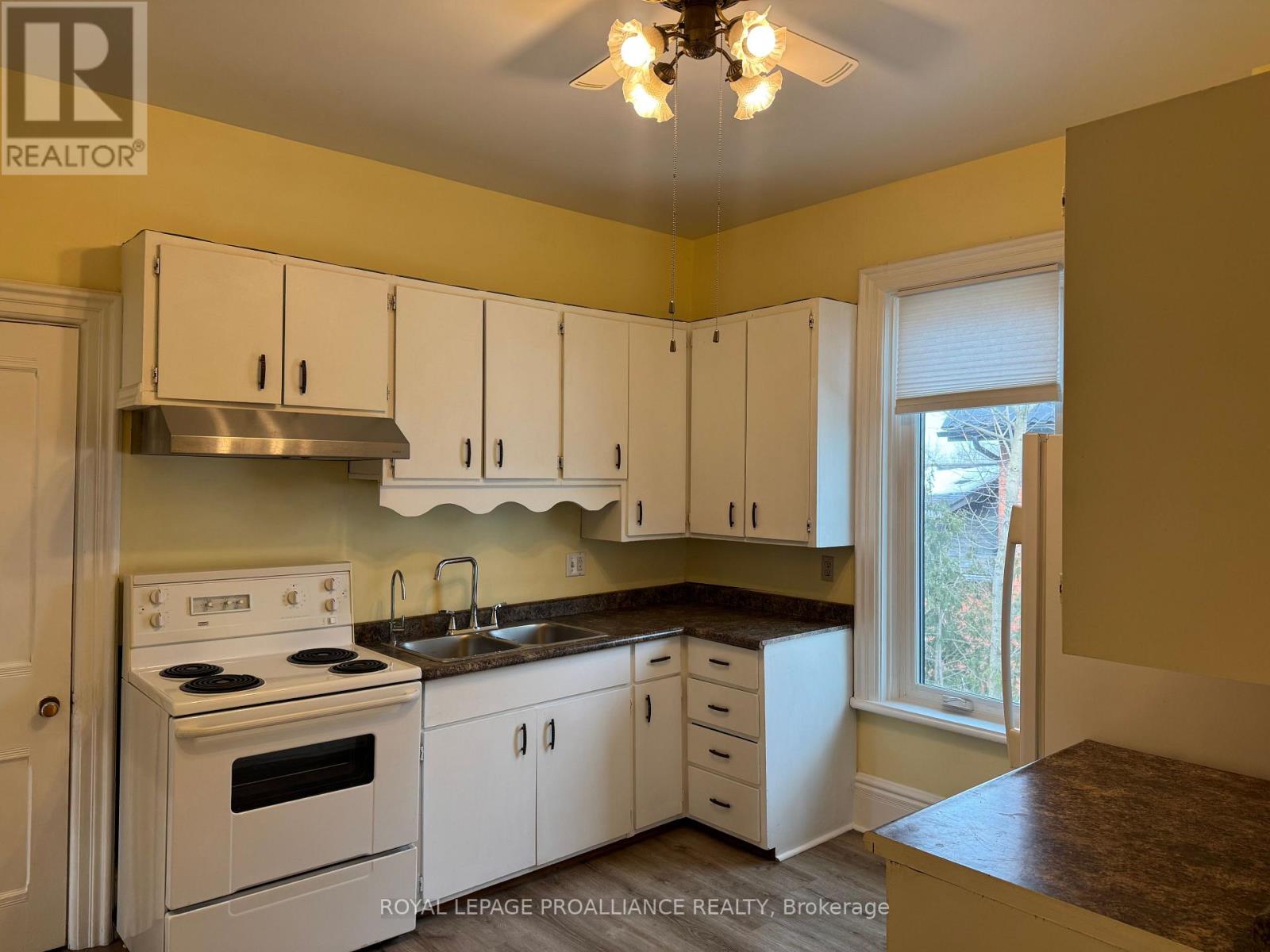 36 Sussex Street N, Kawartha Lakes (Lindsay), Ontario  K9V 3N7 - Photo 9 - X12850542