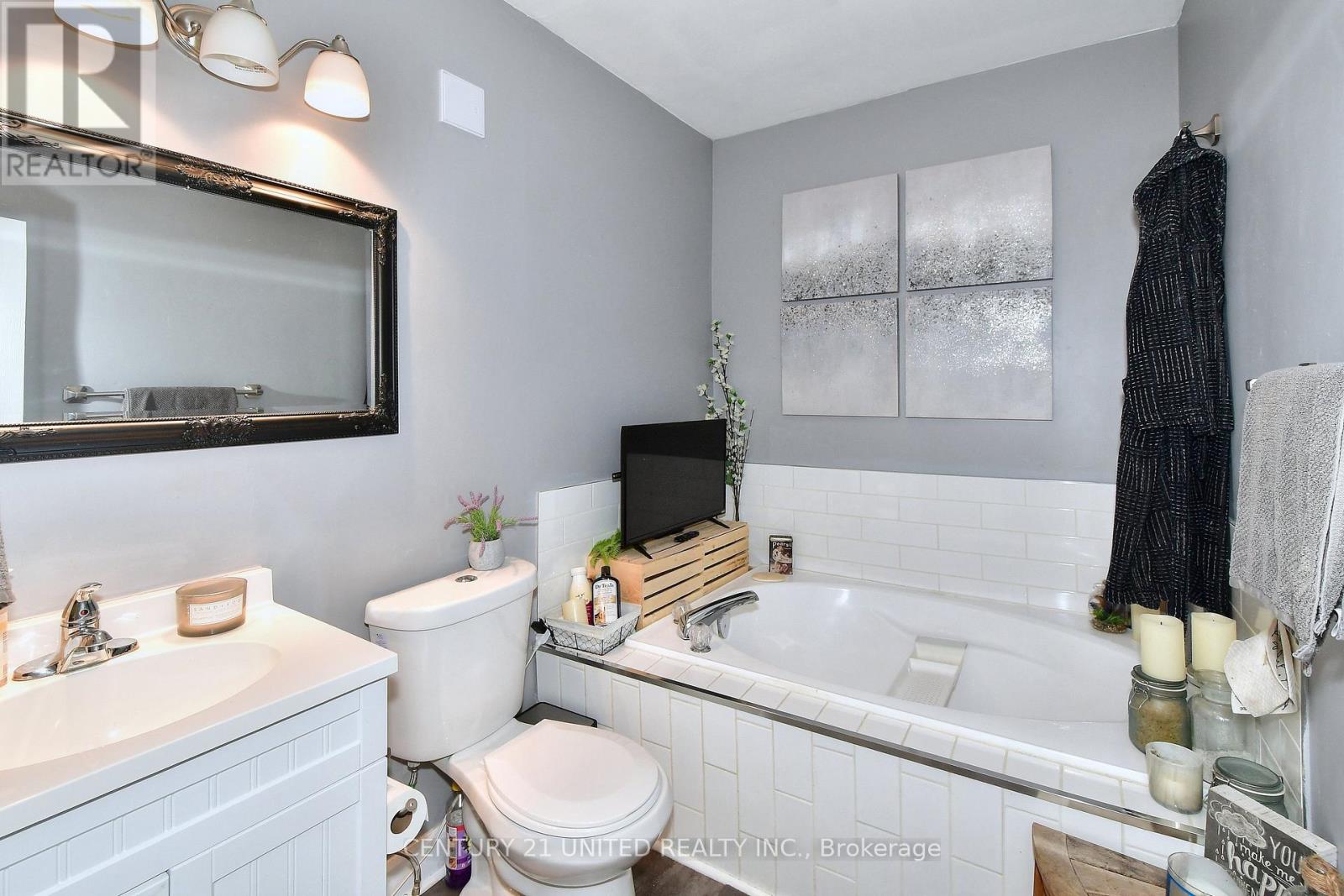 27 Park Street N, Peterborough (Town Ward 3), Ontario  K9J 3V3 - Photo 17 - X12851172