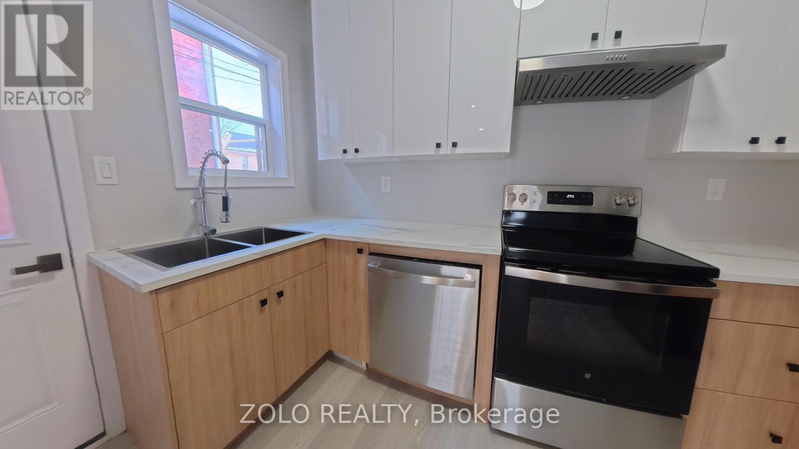 498 Charlotte Street, Peterborough (Town Ward 3), Ontario  K9J 2W3 - Photo 3 - X12851916