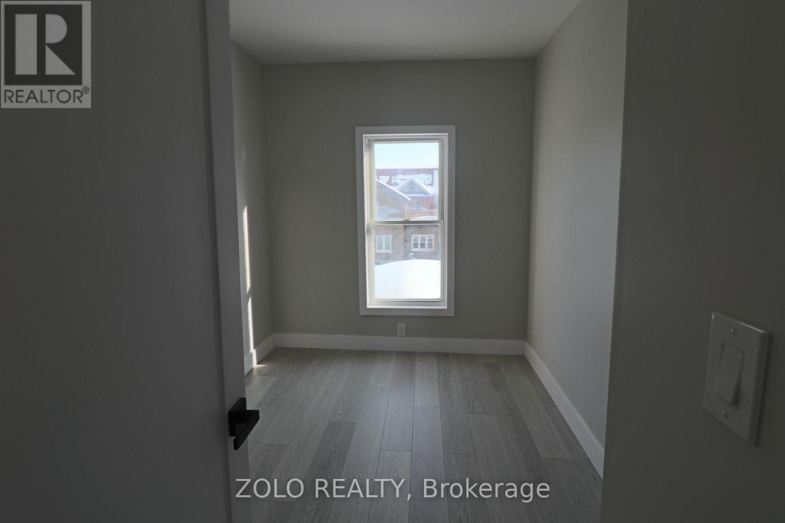 498 Charlotte Street, Peterborough (Town Ward 3), Ontario  K9J 2W3 - Photo 7 - X12851916