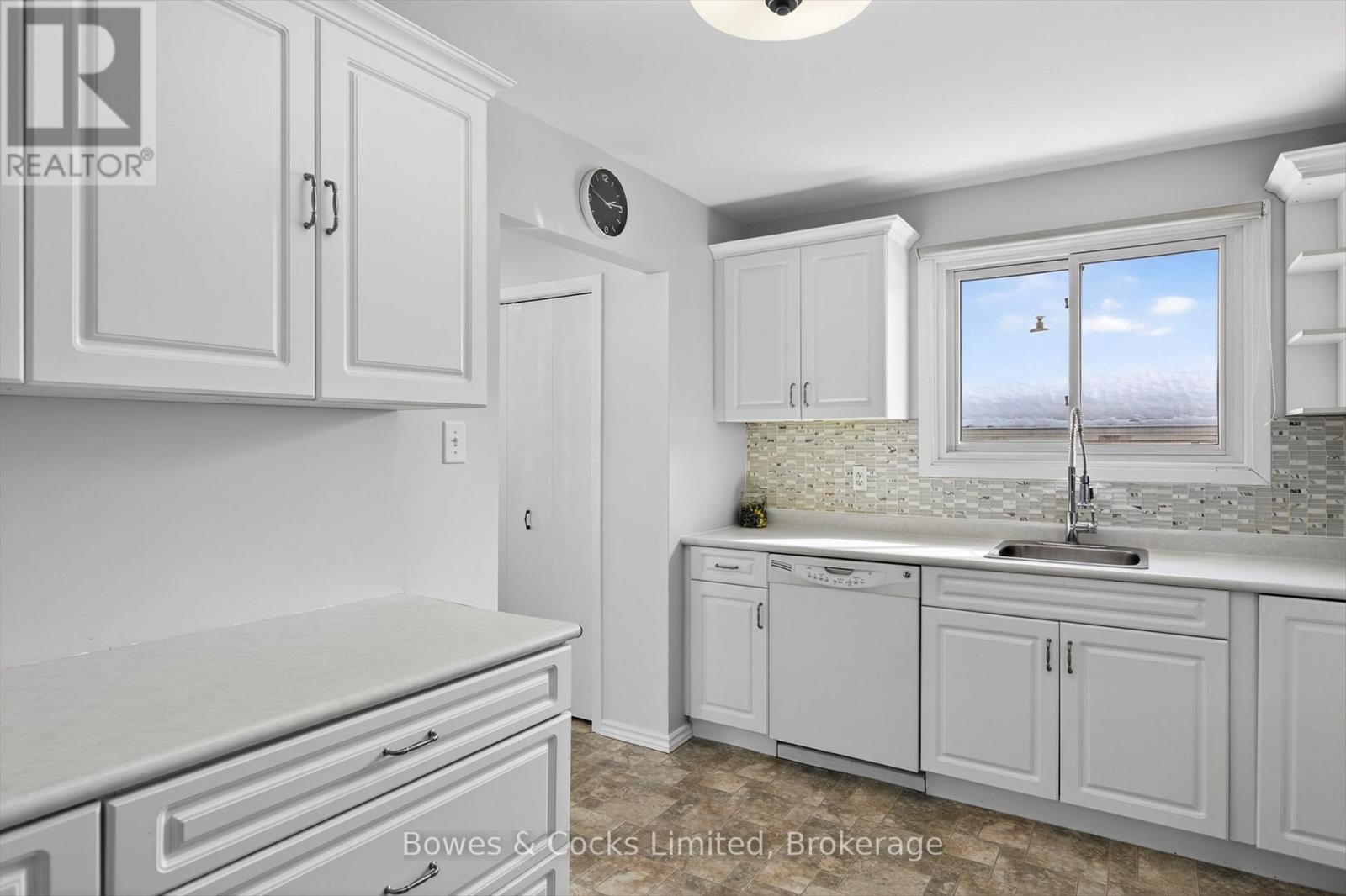 13 Mohawk Drive, Kawartha Lakes (Lindsay), Ontario  K9V 0J1 - Photo 14 - X12853566