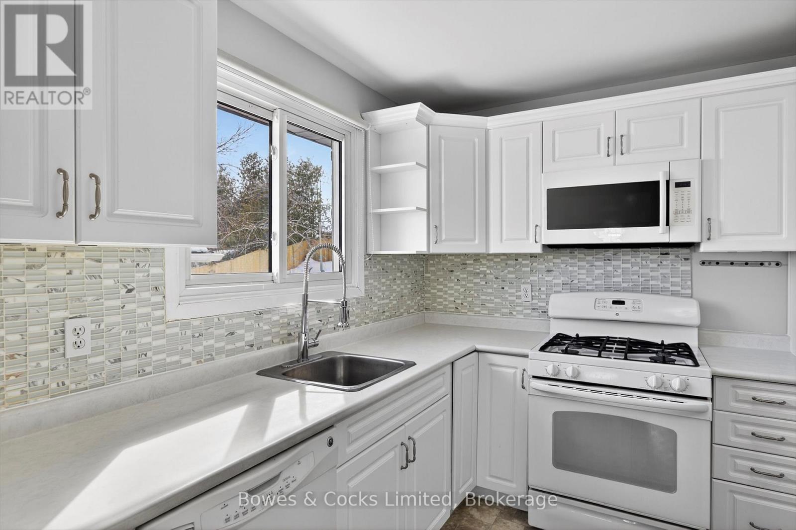 13 Mohawk Drive, Kawartha Lakes (Lindsay), Ontario  K9V 0J1 - Photo 15 - X12853566