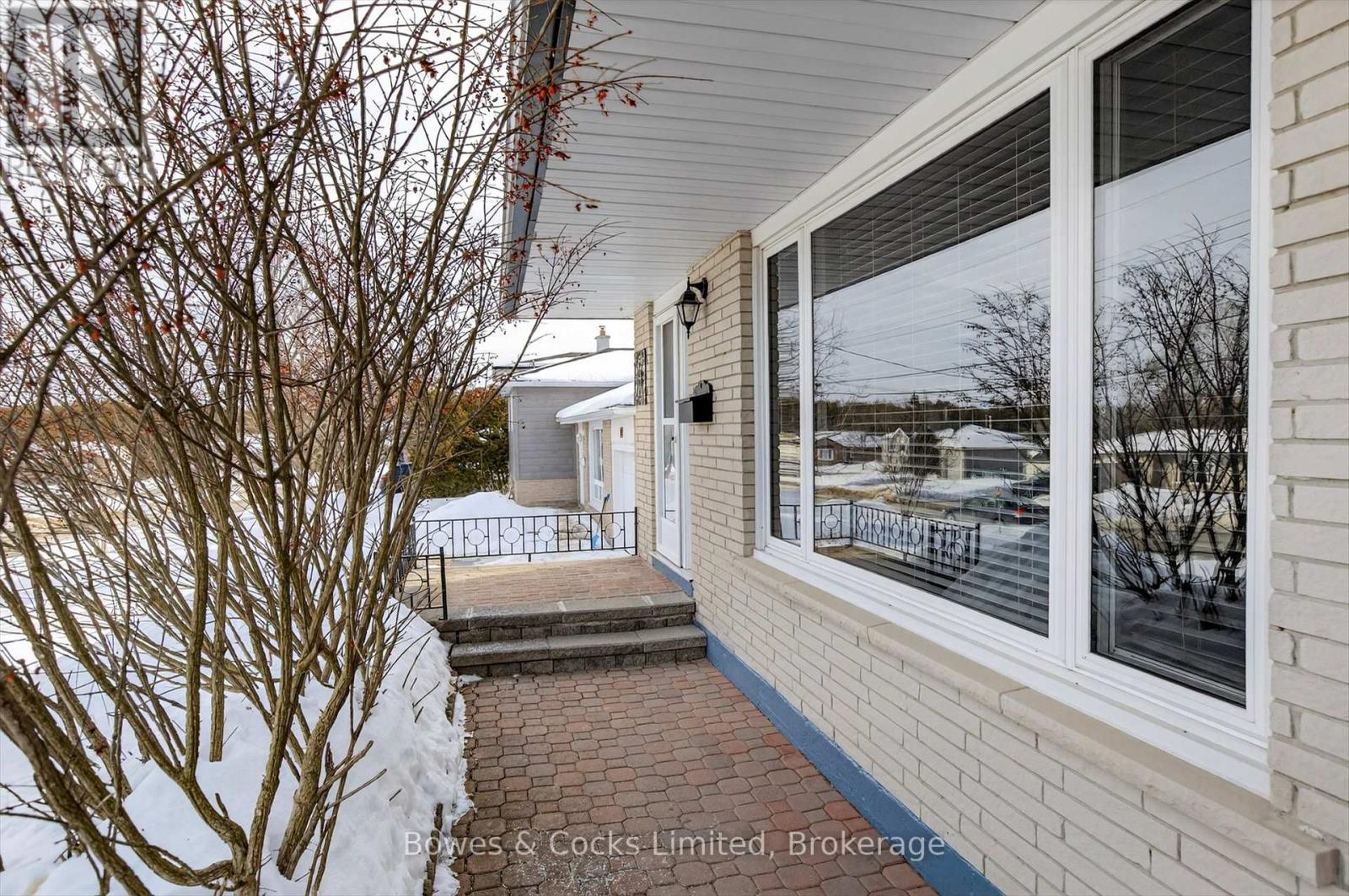 13 Mohawk Drive, Kawartha Lakes (Lindsay), Ontario  K9V 0J1 - Photo 4 - X12853566