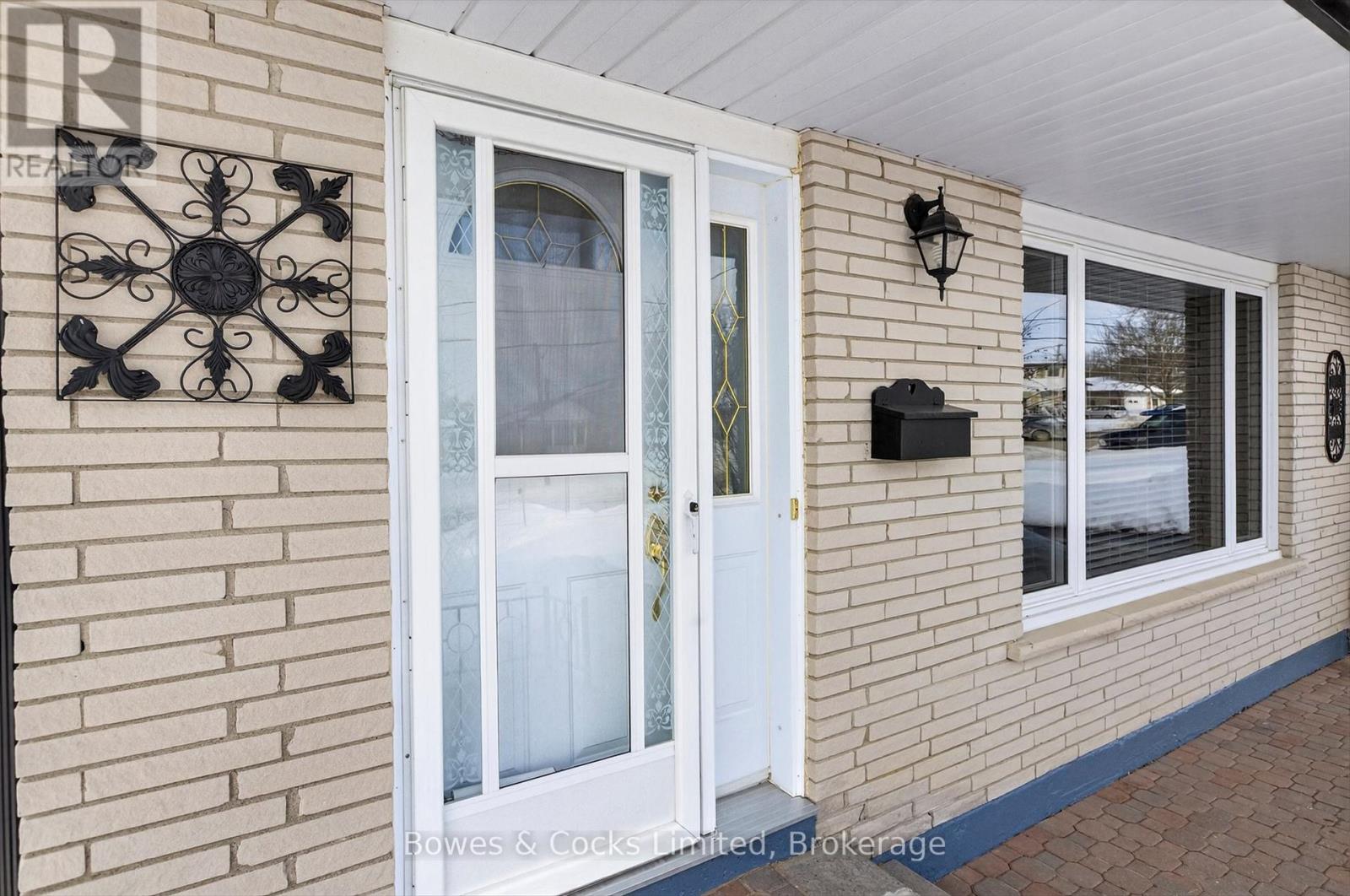 13 Mohawk Drive, Kawartha Lakes (Lindsay), Ontario  K9V 0J1 - Photo 5 - X12853566