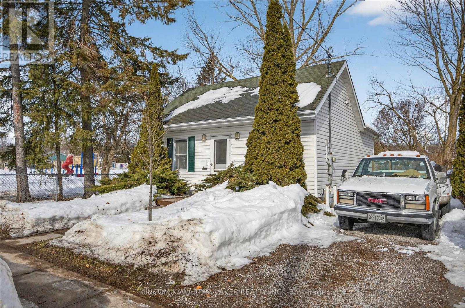 668 Brown Street, Peterborough (Otonabee Ward 1), Ontario  K9J 4K5 - Photo 2 - X12854076