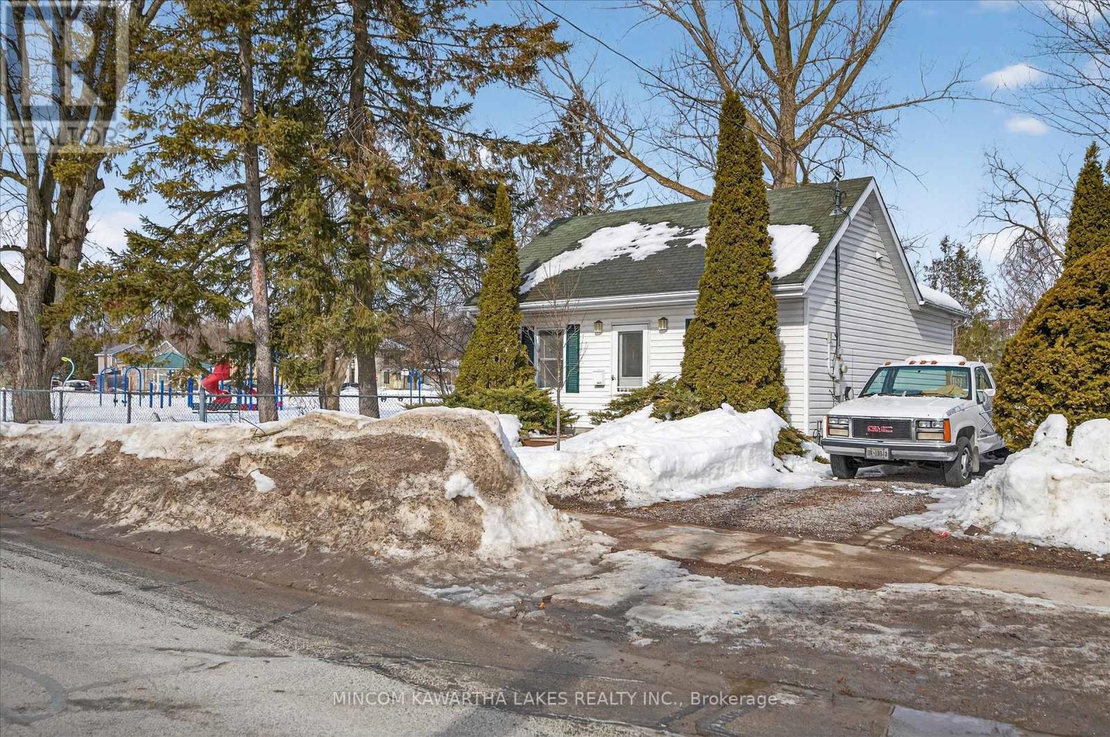668 Brown Street, Peterborough (Otonabee Ward 1), Ontario  K9J 4K5 - Photo 3 - X12854076