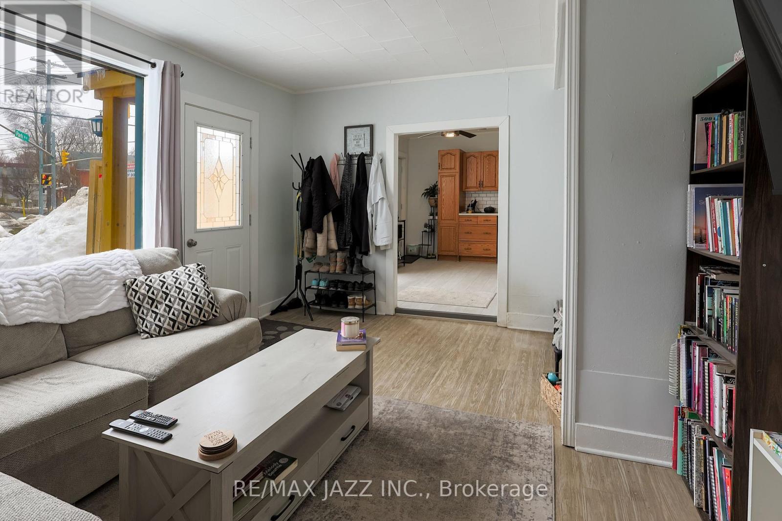 515 Park Street N, Peterborough (Town Ward 3), Ontario  K9H 4R5 - Photo 4 - X12860800