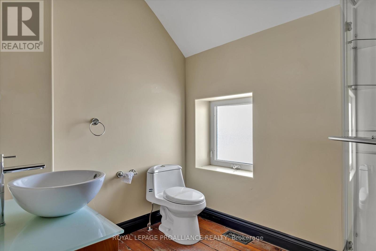 Upper Unit - 255 Mcdonnel Street S, Peterborough (Town Ward 3), Ontario  K9H 2W2 - Photo 16 - X12867230