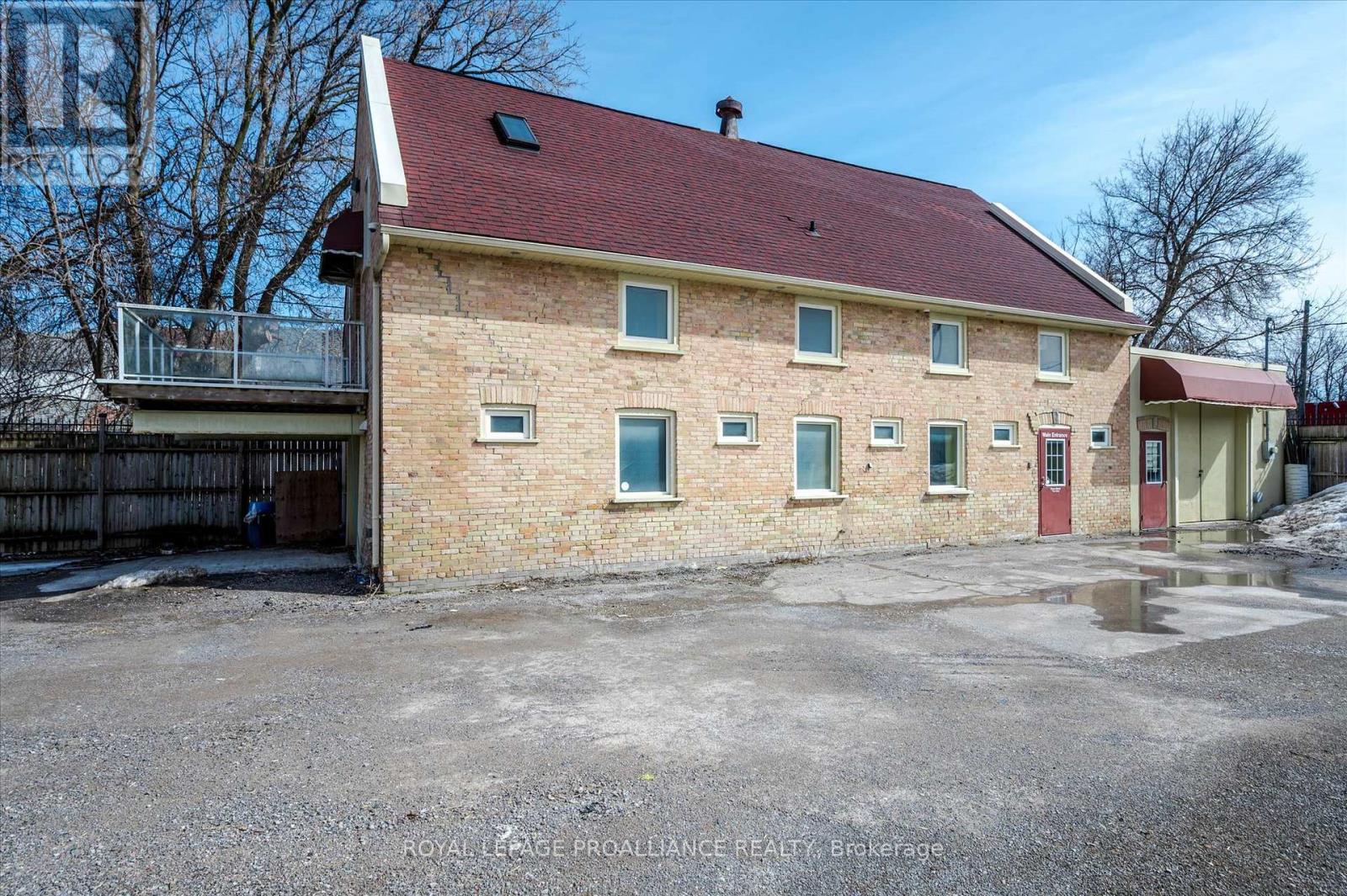 Upper Unit - 255 Mcdonnel Street S, Peterborough (Town Ward 3), Ontario  K9H 2W2 - Photo 2 - X12867230