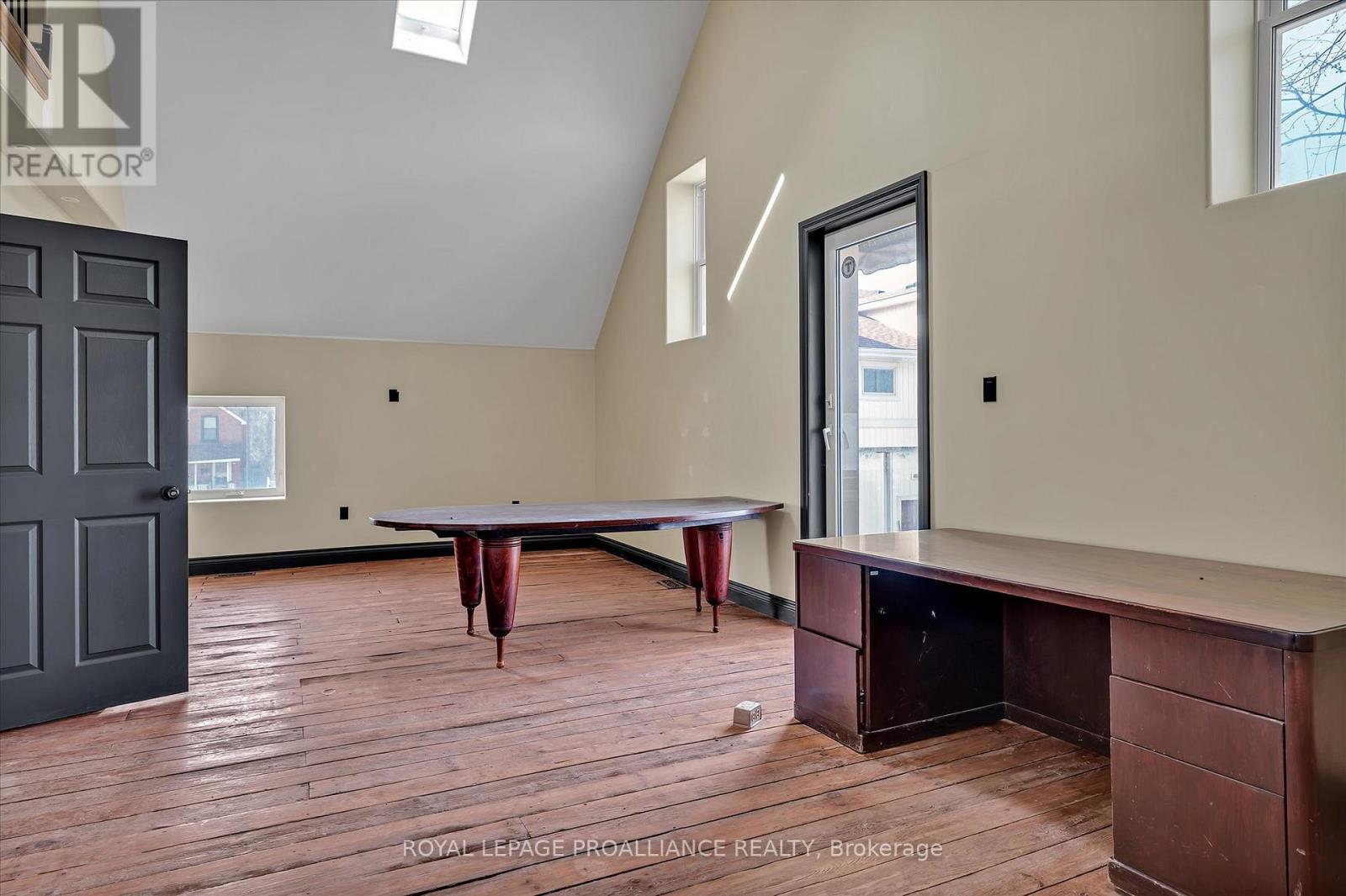 Upper Unit - 255 Mcdonnel Street S, Peterborough (Town Ward 3), Ontario  K9H 2W2 - Photo 3 - X12867230