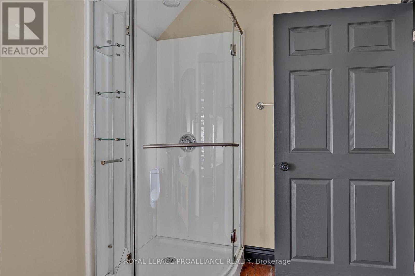 Upper Unit - 255 Mcdonnel Street S, Peterborough (Town Ward 3), Ontario  K9H 2W2 - Photo 4 - X12867230