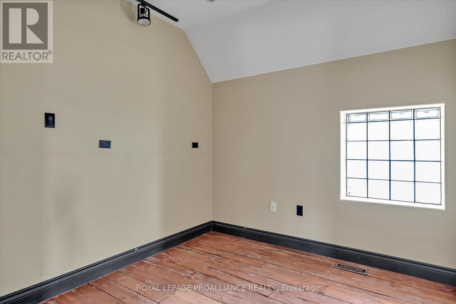 Upper Unit - 255 Mcdonnel Street S, Peterborough (Town Ward 3), Ontario  K9H 2W2 - Photo 5 - X12867230