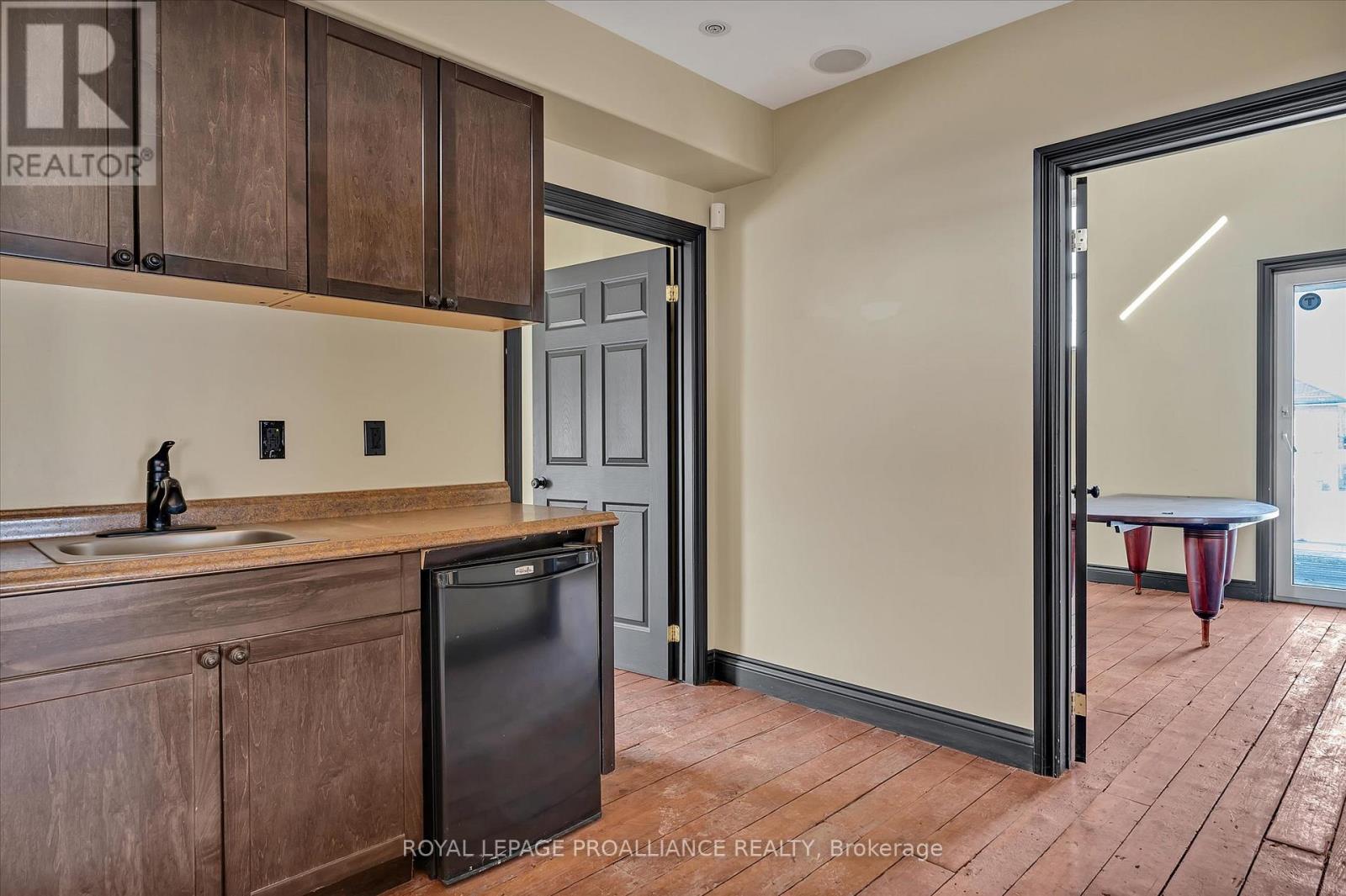 Upper Unit - 255 Mcdonnel Street S, Peterborough (Town Ward 3), Ontario  K9H 2W2 - Photo 7 - X12867230