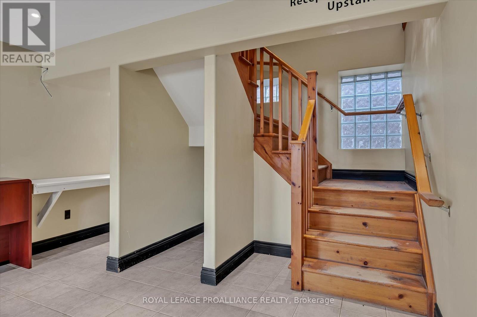 Upper Unit - 255 Mcdonnel Street S, Peterborough (Town Ward 3), Ontario  K9H 2W2 - Photo 8 - X12867230