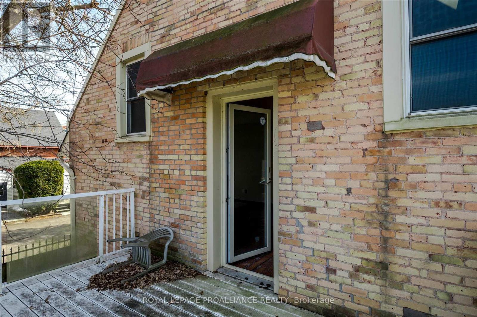 Upper Unit - 255 Mcdonnel Street S, Peterborough (Town Ward 3), Ontario  K9H 2W2 - Photo 9 - X12867230