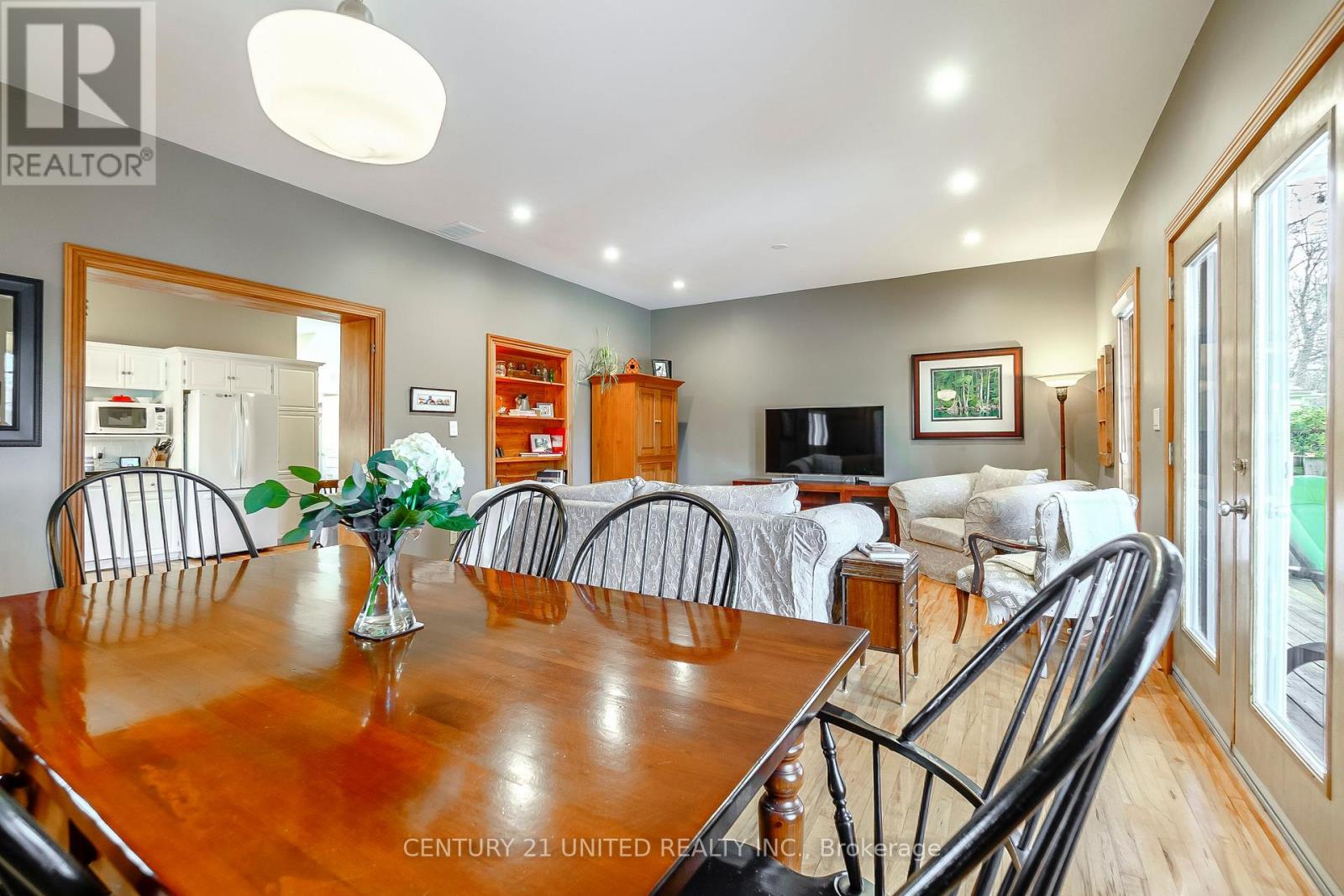 558 Gilmour Street, Peterborough (Town Ward 3), Ontario  K9H 2K2 - Photo 10 - X12872012