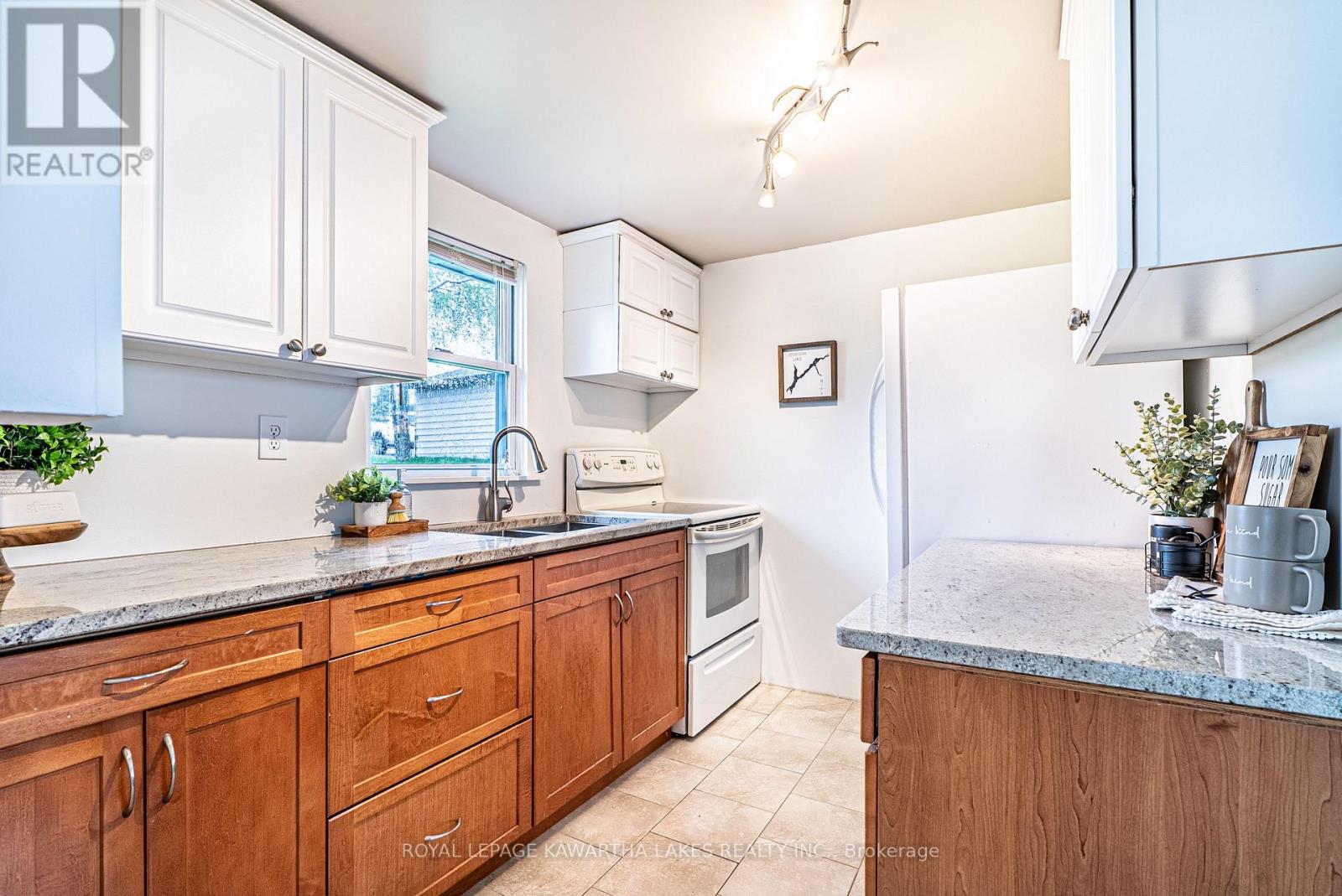 215 Snug Harbour Road, Kawartha Lakes (Lindsay), Ontario  K9V 4R6 - Photo 16 - X12879588