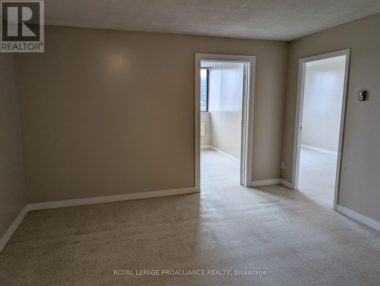 303 - 328 Aylmer Street, Peterborough (Town Ward 3), Ontario  K9H 3V6 - Photo 3 - X12882076