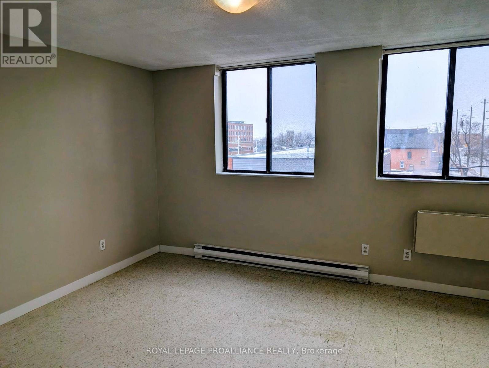 303 - 328 Aylmer Street, Peterborough (Town Ward 3), Ontario  K9H 3V6 - Photo 6 - X12882076