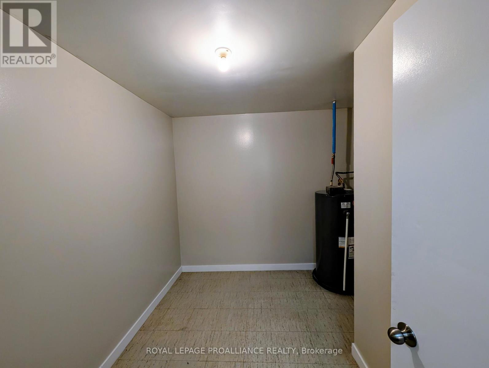 303 - 328 Aylmer Street, Peterborough (Town Ward 3), Ontario  K9H 3V6 - Photo 8 - X12882076