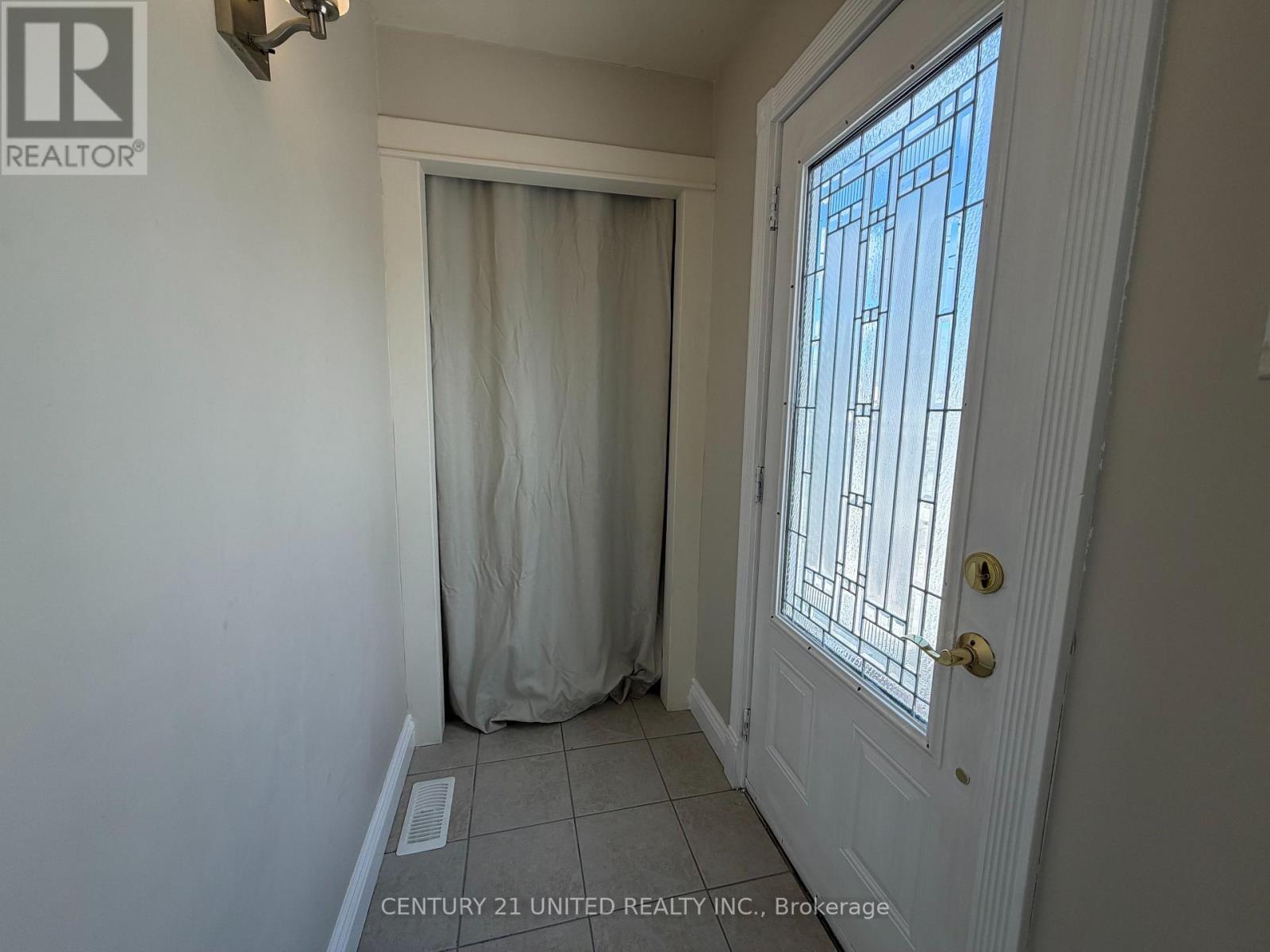 Upper - 685 Armour Road, Peterborough (Ashburnham Ward 4), Ontario  K9H 1Z5 - Photo 2 - X12887546