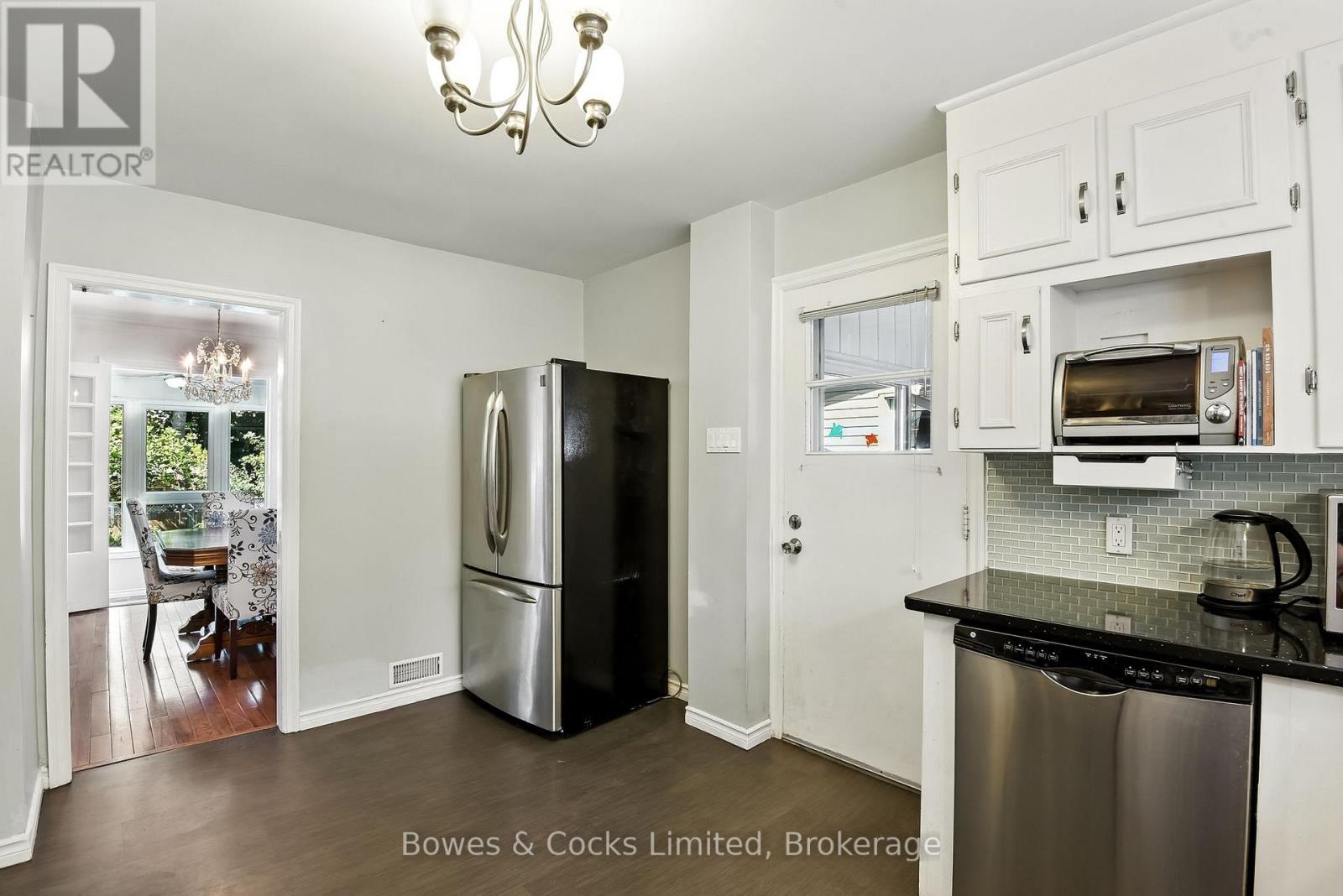 433 Manorhill Avenue, Peterborough (Town Ward 3), Ontario  K9J 6H7 - Photo 12 - X12887796