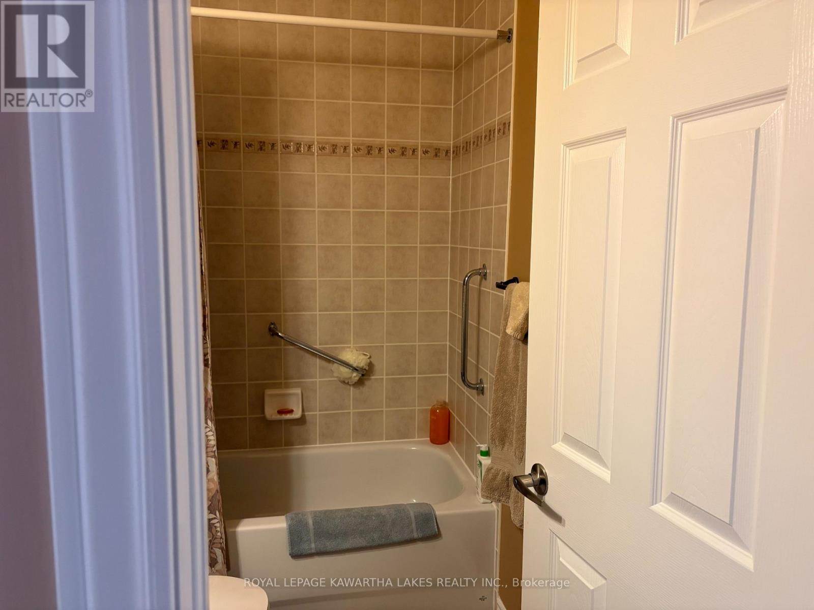 8 Ellis Crescent, Kawartha Lakes (Lindsay), Ontario  K9V 0A4 - Photo 10 - X12889426