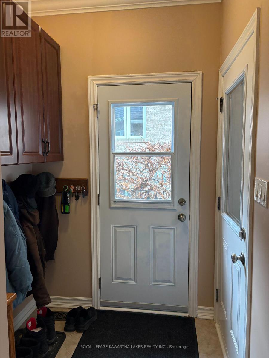 8 Ellis Crescent, Kawartha Lakes (Lindsay), Ontario  K9V 0A4 - Photo 11 - X12889426