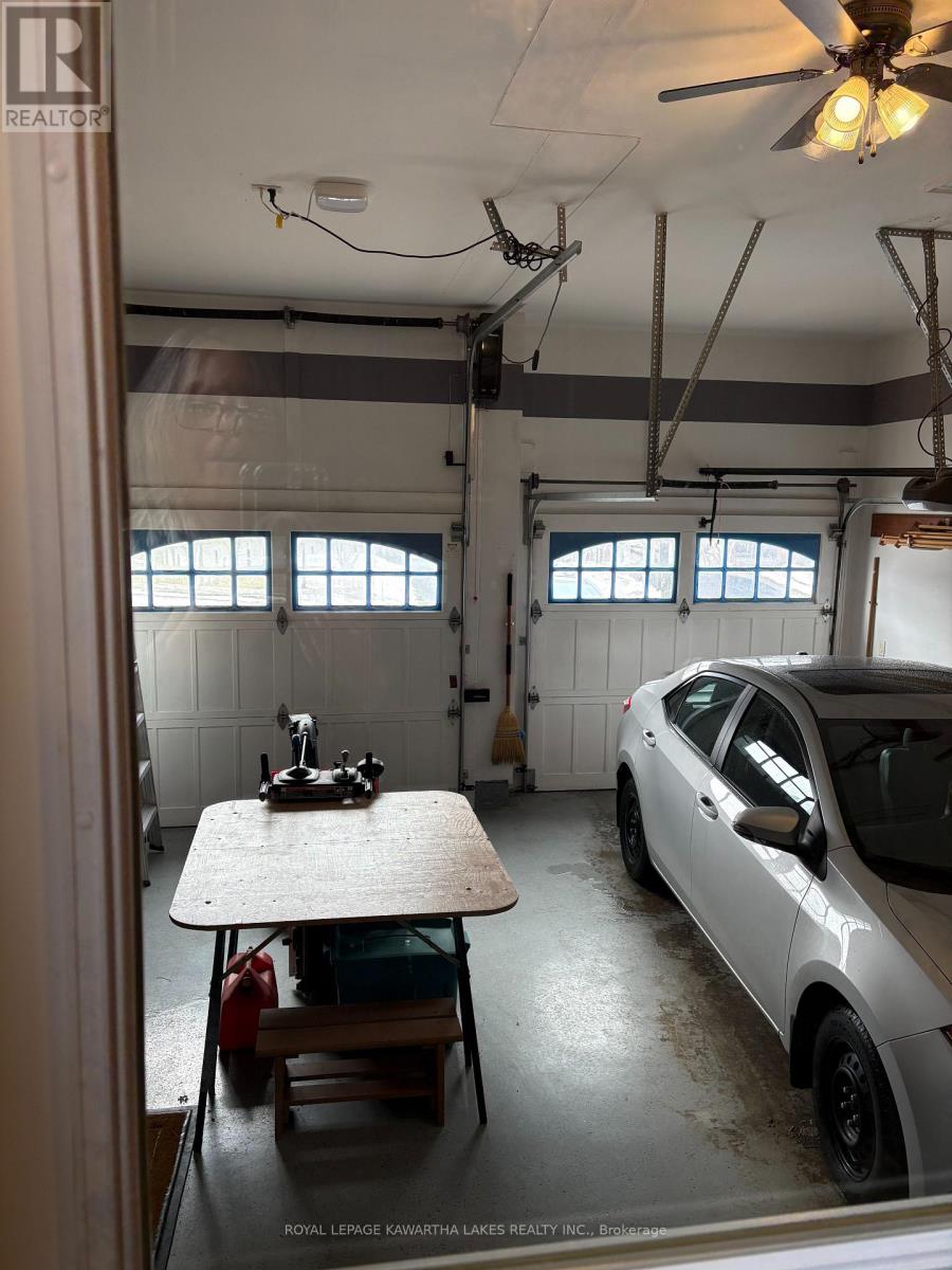 8 Ellis Crescent, Kawartha Lakes (Lindsay), Ontario  K9V 0A4 - Photo 12 - X12889426