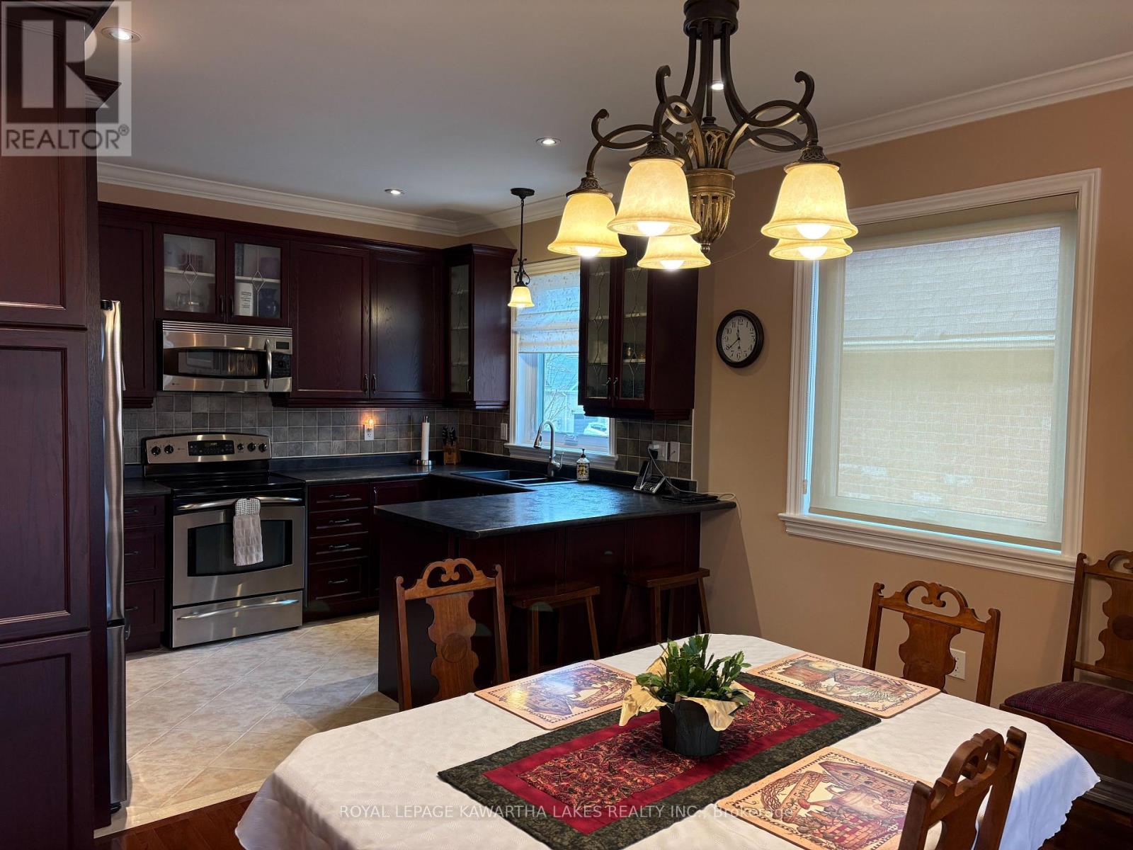 8 Ellis Crescent, Kawartha Lakes (Lindsay), Ontario  K9V 0A4 - Photo 16 - X12889426