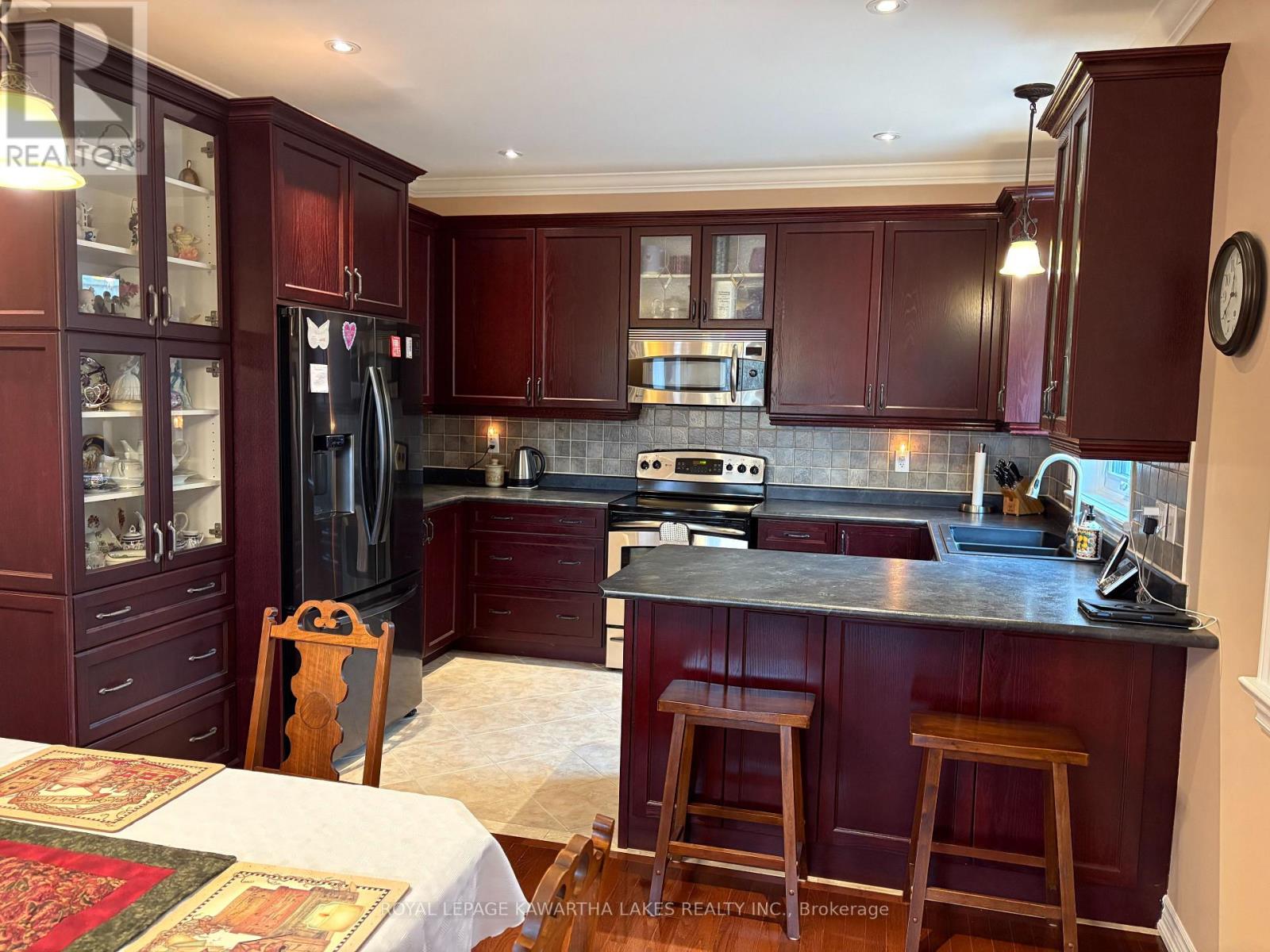 8 Ellis Crescent, Kawartha Lakes (Lindsay), Ontario  K9V 0A4 - Photo 17 - X12889426