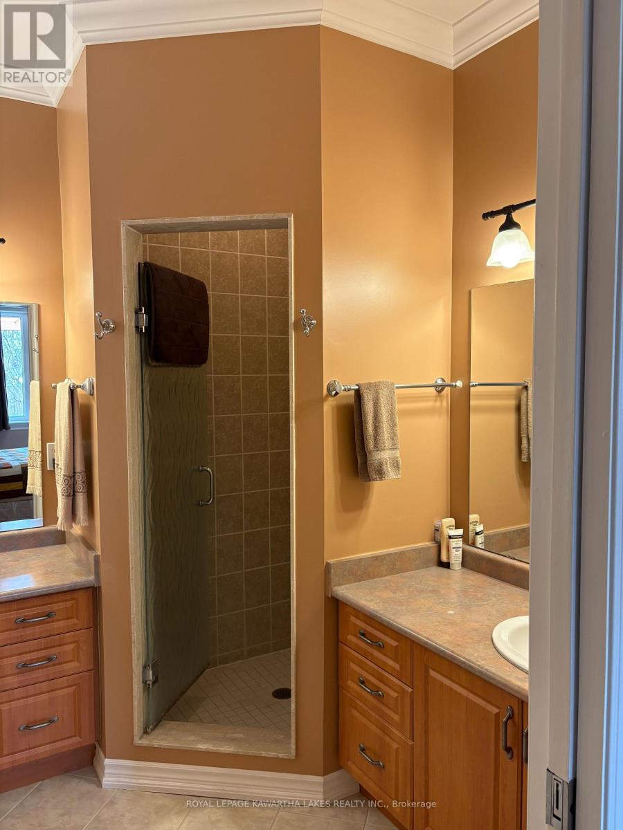 8 Ellis Crescent, Kawartha Lakes (Lindsay), Ontario  K9V 0A4 - Photo 28 - X12889426