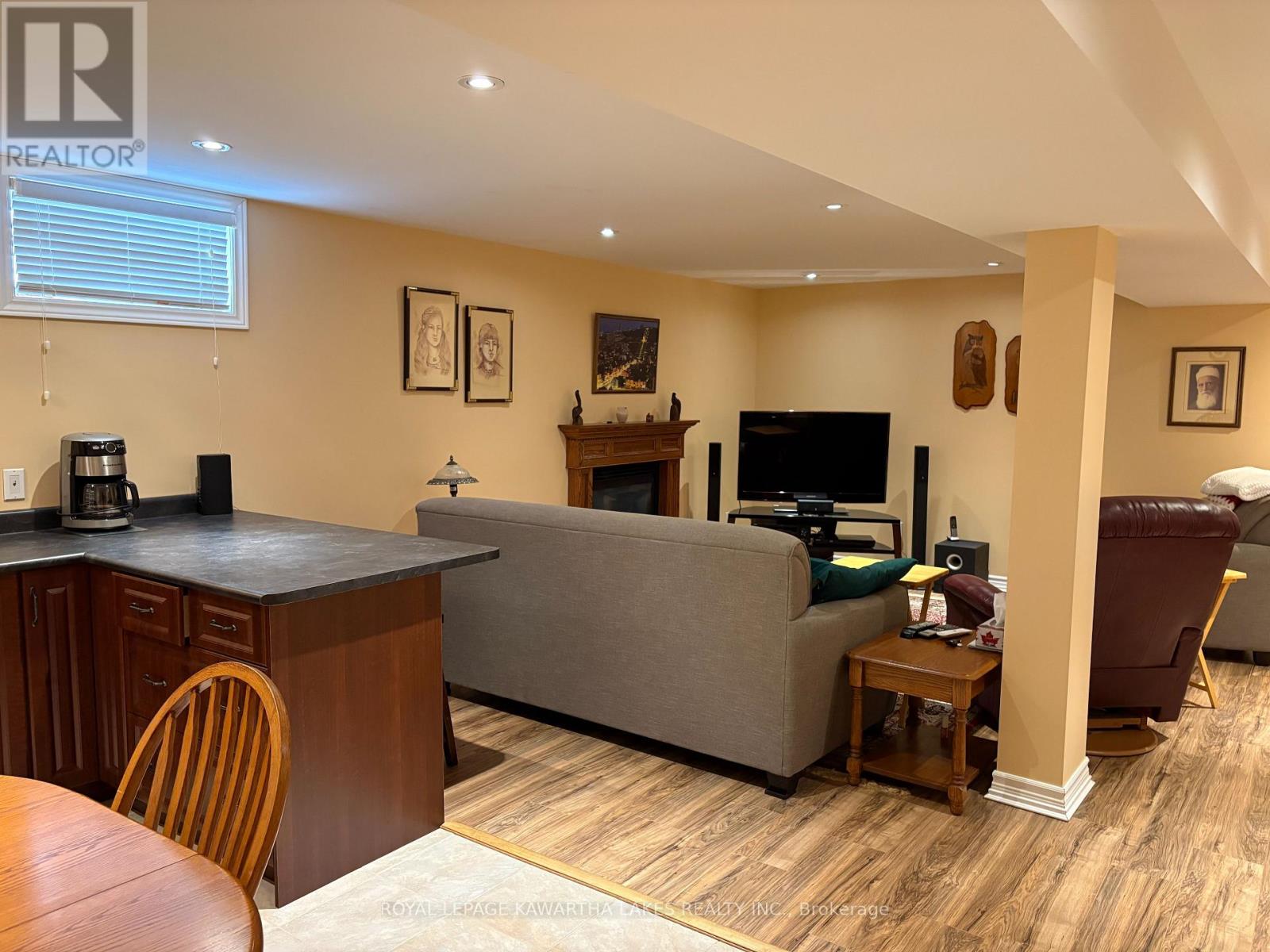 8 Ellis Crescent, Kawartha Lakes (Lindsay), Ontario  K9V 0A4 - Photo 32 - X12889426