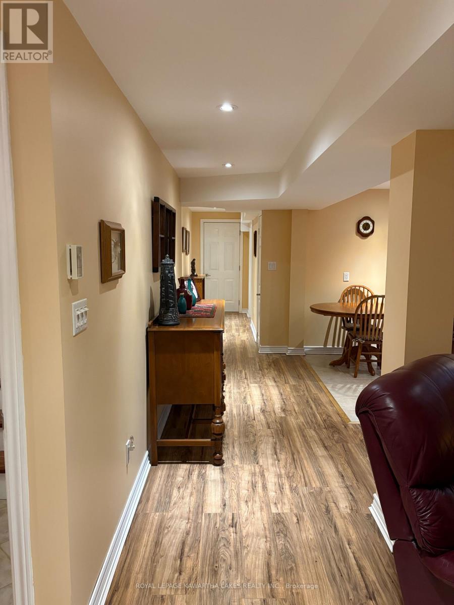 8 Ellis Crescent, Kawartha Lakes (Lindsay), Ontario  K9V 0A4 - Photo 33 - X12889426