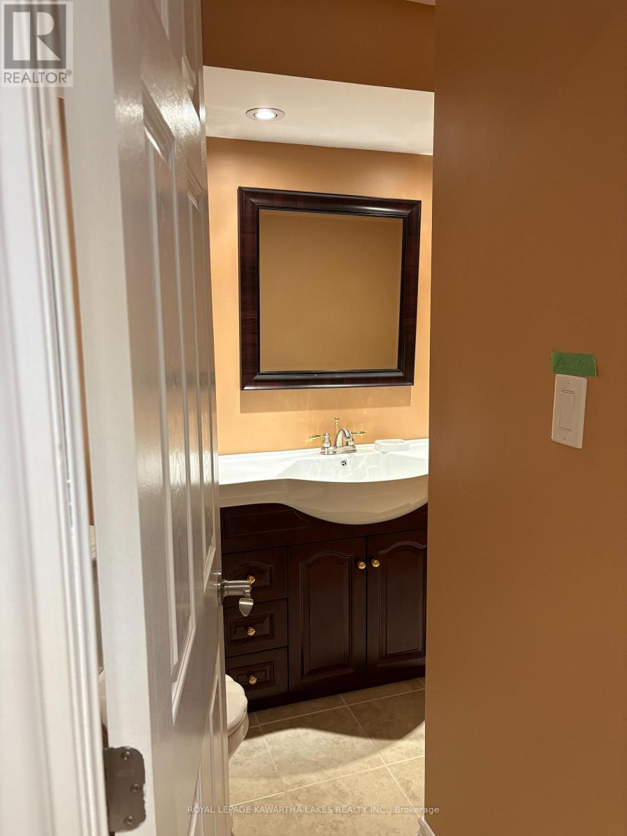 8 Ellis Crescent, Kawartha Lakes (Lindsay), Ontario  K9V 0A4 - Photo 36 - X12889426