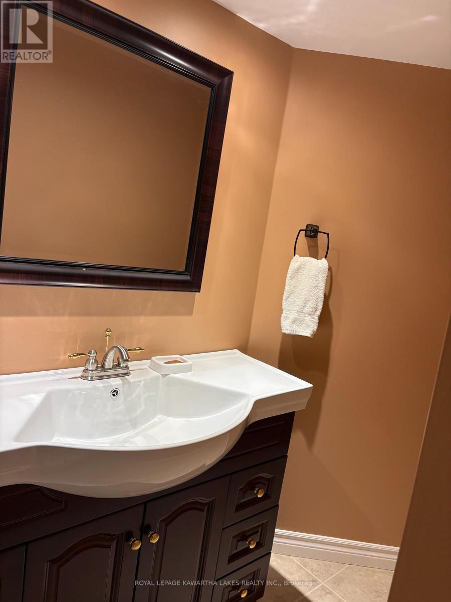 8 Ellis Crescent, Kawartha Lakes (Lindsay), Ontario  K9V 0A4 - Photo 37 - X12889426