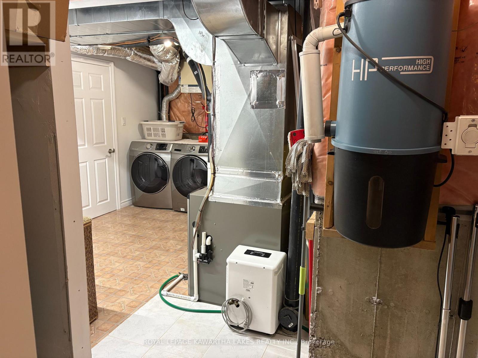 8 Ellis Crescent, Kawartha Lakes (Lindsay), Ontario  K9V 0A4 - Photo 40 - X12889426