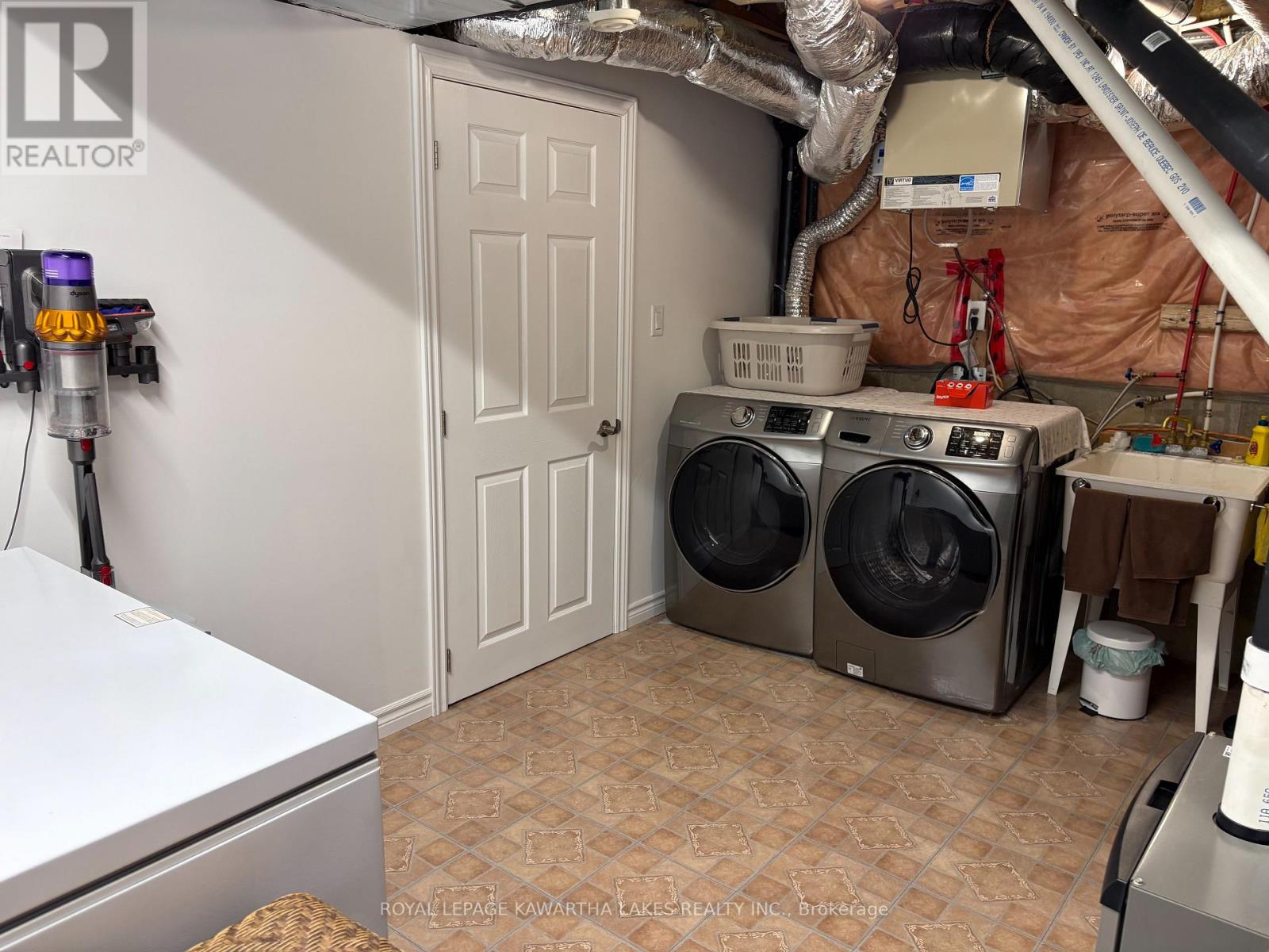 8 Ellis Crescent, Kawartha Lakes (Lindsay), Ontario  K9V 0A4 - Photo 41 - X12889426