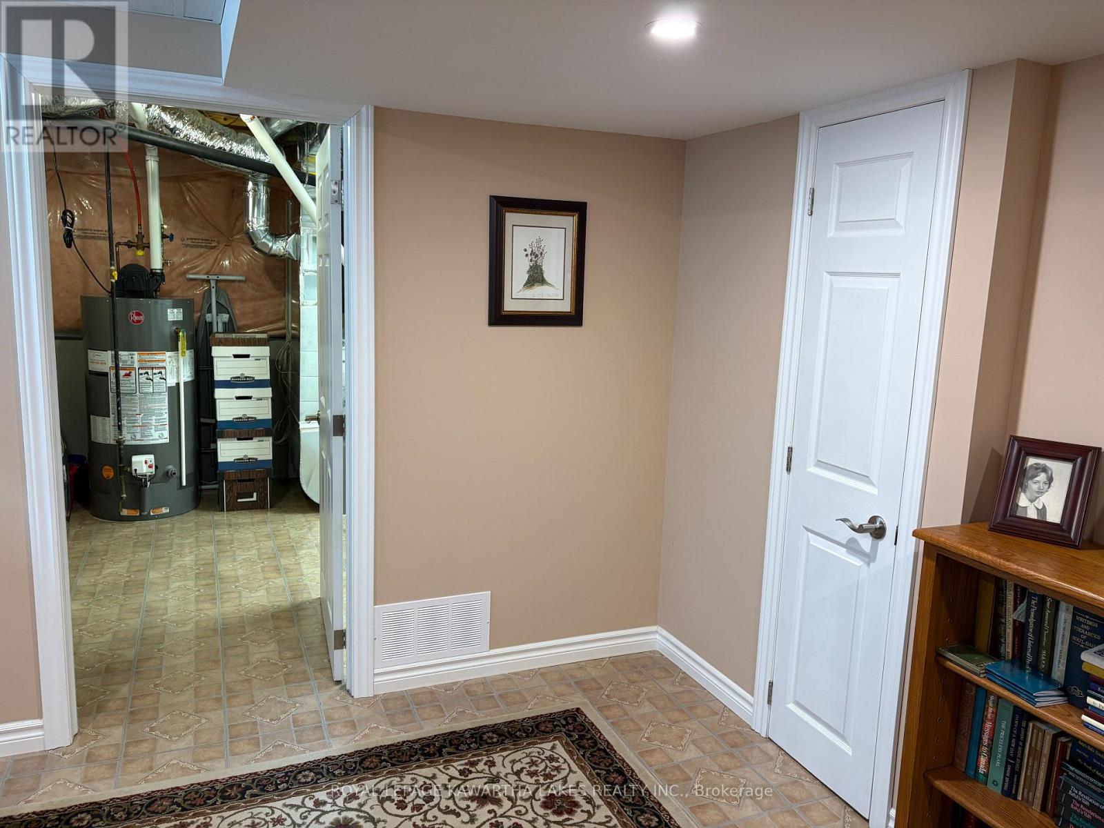 8 Ellis Crescent, Kawartha Lakes (Lindsay), Ontario  K9V 0A4 - Photo 43 - X12889426