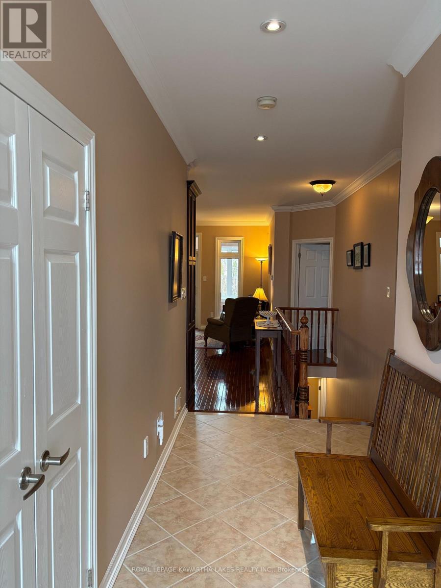 8 Ellis Crescent, Kawartha Lakes (Lindsay), Ontario  K9V 0A4 - Photo 7 - X12889426