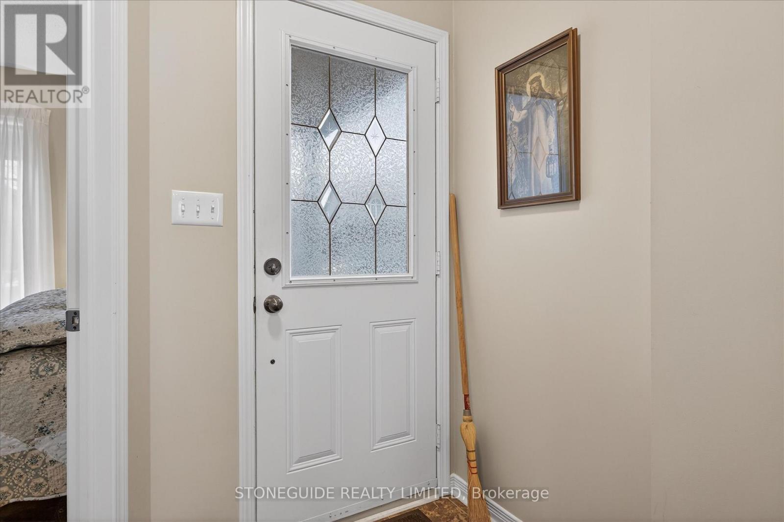 669 Tully Crescent, Peterborough (Monaghan Ward 2), Ontario  K9K 0A9 - Photo 5 - X12891642