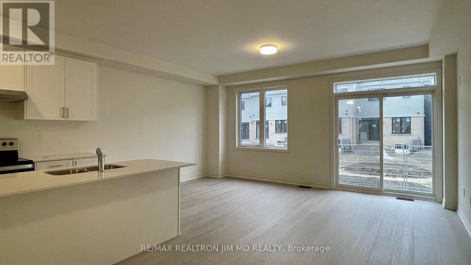 100 Sanderson Drive, Kawartha Lakes (Lindsay), Ontario  K9V 0S8 - Photo 4 - X12898160